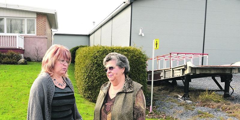 Lise Chartier et Noëlla Paquette sont déterminées à obtenir de la Cour supérieure la démolition d’un grand entrepôt commercial dont la municipalité a autorisé, en toute illégalité selon elles, la construction sur un lot résidentiel de la rue Demers, voisin de la maison de Mme Paquette. Photo François Larivière | Le Courrier ©