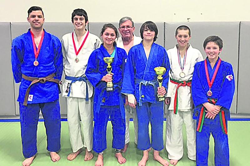 Sur la photo, Marc-Antoine Lahaye, David Jolicoeur, Ève Ares, Zachary Daviau, Nicolas ­Desrosiers, William Houle et l’entraineur Louis Graveline. Photo Courtoisie