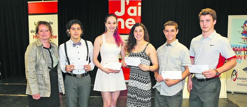 Sur la photo, cinq des six gagnants de bourses d’excellence lors du gala de Saint-Hyacinthe Élite en compagnie de la présidente Louise Bellehumeur : German Dario Gonzalez Martinez (bronze), Mélody Roy (argent), Tali Darsigny (or), Matt Darsigny (argent) et Anthony Beauvillier (or). Absente : Audrey Belzile (bronze). Photo Robert Gosselin | Le Courrier ©
