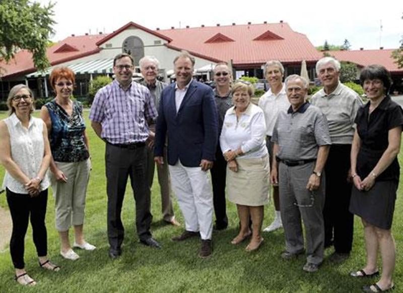 Le comité organisateur de l'Omnium Denis-Chartier : Anik Larivière, Jacqueline Bienvenue, Benoit Chartier, Guy Bienvenue, Jacques Sylvestre Jr (président d'honneur), Pascal Milotte, Colette Boulay, Alain Rivard, Jean-Guy Jodoin, Hervé Gagnon et Monique Laliberté. Absente : Sylvie Cousineau.