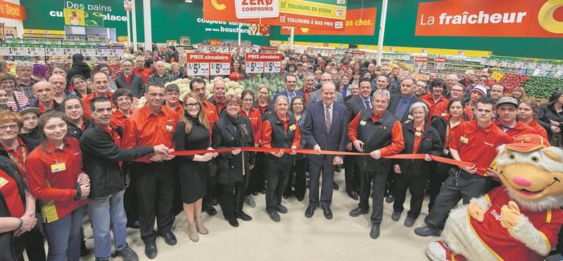 Au centre de la photo, Jean-Guy Tremblay, vice-président principal de Super C et André Tremblay, directeur du magasin procèdent à la