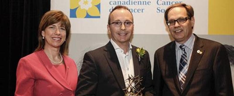 Pascal Milotte a reçu le Trophée de la présidente pour souligner ses 16 années d'implication auprès de la Société canadienne du cancer (SCC). Le prix lui a été remis par la présidente France Desharnais (à gauche), qui tenait à le remercier pour sa contribution à la lutte contre le cancer. À droite de M. Milotte, on retrouve Marc Généreux, membre du Conseil d'administration national de la SCC, à Toronto.
