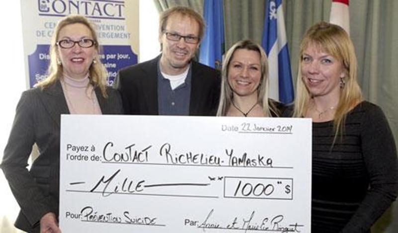 Annie et Marie-Ève Ringuet (à droite) ont donné le coup d'envoi à la semaine de prévention du suicide en remettant un chèque de 1 000 $ au centre d'intervention de crise Contact Richelieu-Yamaska. La présidente d'honneur, Louise Soly, et le directeur général du centre, Louis Lemay, accompagnent les soeurs Ringuet.