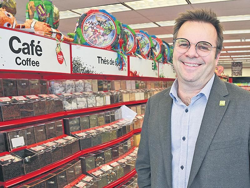 Claude Rainville, directeur du développement commercial à Saint-Hyacinthe Technopole se félicite de l’arrivée en Ville de Bulk Barn, un détaillant d’aliments en vrac installé sur l’avenue Cusson.