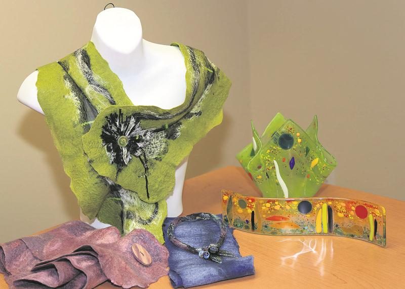 Quelques produits que vous retrouverez au Salon des métiers d’art : des foulards confectionnés par Mireille Lynch à gauche, des décorations en verre fusion par Line Gagnon à droite, et des bijoux faits à partir de verre par Muriel Duval au centre.  Photo Robert Gosselin | Le Courrier ©
