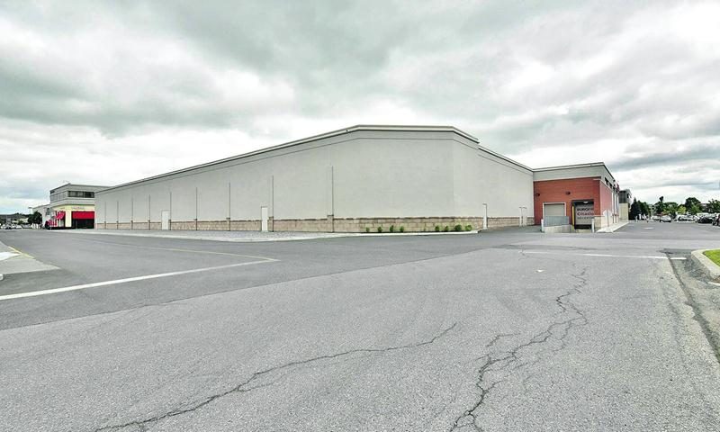 L’action débutera sous peu sur le site des Galeries St-Hyacinthe. Il faudra déplacer des services et des conduites, en plus de démolir le Pizza Hut et une partie du centre commercial. Photo François Larivière | Le Courrier ©