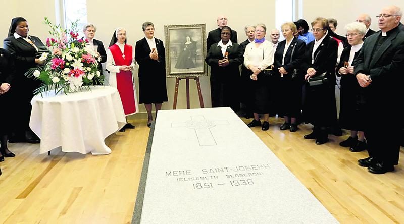 Une centaine de personnes étaient réunies au mausolée-columbarium afin de célébrer le transfert du tombeau d’Élisabeth Bergeron, fondatrice de la communauté des Soeurs de Saint-Joseph.  Photo Robert Gosselin | Le Courrier ©