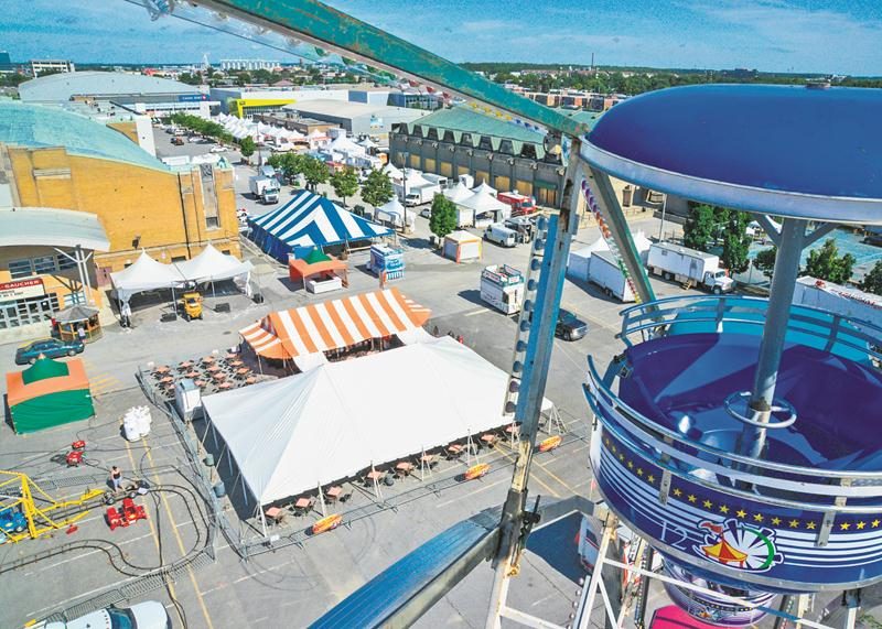 La grande roue est prête à accueillir les visiteurs dès aujourd’hui midi sur le site de l’Expo. Photo François Larivière | Le Courrier ©
