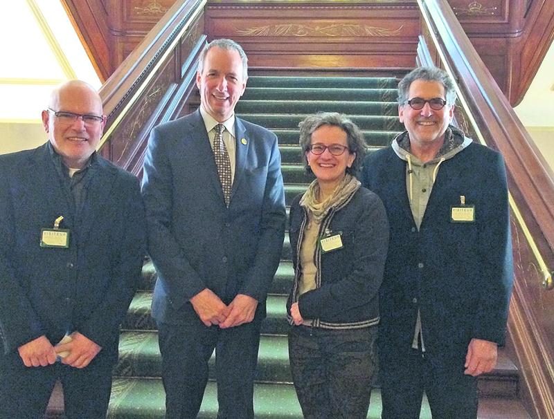 De gauche à droite : Richard Blackburn, directeur artistique du Théâtre de la Dame de Coeur, André Lamontagne, député de Johnson, Sylvie Bellerose, présidente du conseil d’administration du Théâtre, et René Charbonneau, directeur de production.