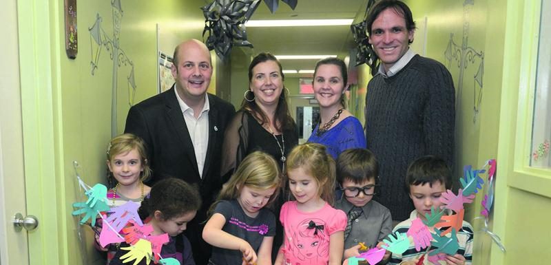 Les enfants du CPE Le Carrefour des chanterelles ont procédé à la traditionnelle coupe de ruban en compagnie d’Alexandre Lavoie, représentant de la députée de Saint-Hyacinthe; Isabelle Laroche, directrice par intérim du CPE; Marie-Ève Daunais, présidente du C. A.; et David Bousquet, conseiller municipal. Photo François Larivière | Le Courrier ©