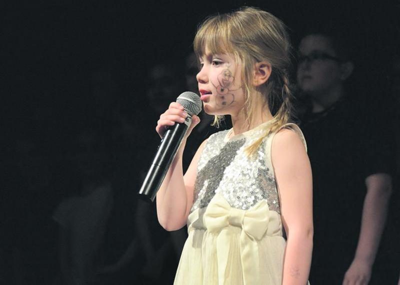 Les moments forts de la grande finale de la quatrième édition de Primaire en spectacles à Saint-Hyacinthe.  1  Les grandes gagnantes représentant l’école Saint-André;  2  Une belle deuxième place pour ce parfait duo de Saint-Pie en compagnie des membres du jury;  3  La troupe de Roxton Falls ne s’est pas laissé intimider en troisième place;  4  Direction Granby pour Audrey-Anne Germain de Sainte-Madeleine;  5  Victoria Laberge et Élyanne Leclerc ont conquis le coeur du public;  6  Les animateurs