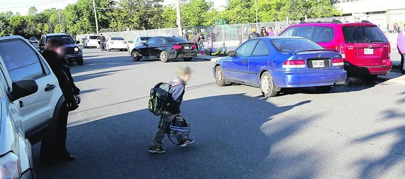 Les parents qui viennent déposer en voiture leurs enfants à l’école Douville devraient les faire descendre du côté trottoir (pour emprunter ensuite un passage pour piétons) plutôt que ­directement sur la chaussée. Photo Robert Gosselin | Le Courrier ©