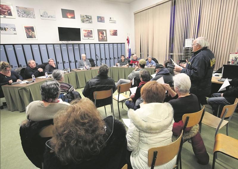 Le conseil municipal de Sainte-Marie-Madeleine a vécu une autre rencontre houleuse le 13 mars.  Photo Robert Gosselin | Le Courrier ©