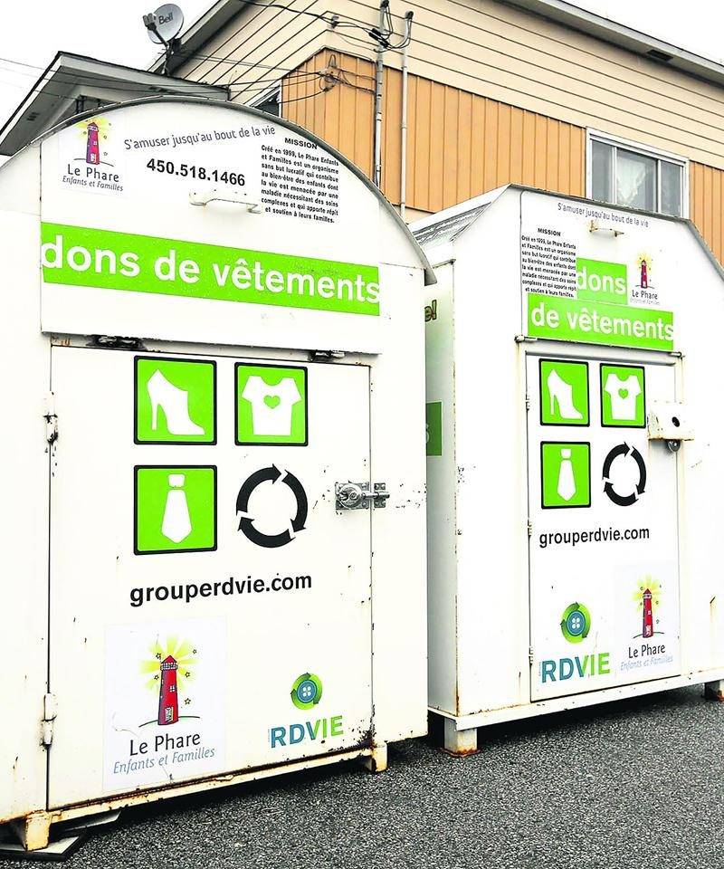 La Ville de Saint-Hyacinthe veut mettre de l’ordre dans le système des bacs de récupération de vêtements à des fins charitables. Photo Robert Gosselin | Le Courrier ©