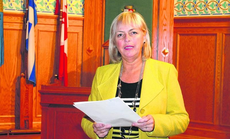 La greffière de la Ville de Saint-Hyacinthe, Hélène Beauchesne, a annoncé le nombre de signatures au registre, une procédure pour autoriser un emprunt de plus de 23 M$ destinés au financement d’un centre de congrès. Photo Martin Grenier | Le Courrier ©