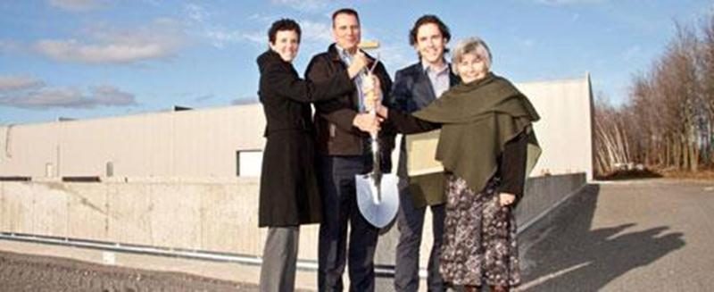 Sur la photo, les dirigeants de l'entreprise Les Aliments Whyte's en compagnie de Doris Gosselin, mairesse de Saint-Louis, lors de la pelletée de terre annonçant l'agrandissement de leur usine de Saint-Louis.