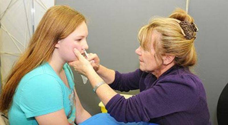 Cette année, le vaccin offert aux jeunes de 2 à 17 ans, le Flumist, est sans douleur. Cette clientèle reçoit le vaccin antigrippal administré par vaporisation nasale soit un jet dans chaque narine.