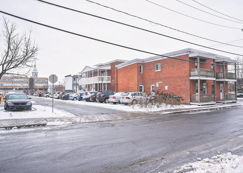 Les trois immeubles visés par l’avis d’expulsion de la Ville de Saint-Hyacinthe, en bordure du stationnement Centre-ville. Photo François Larivière / Le Courrier