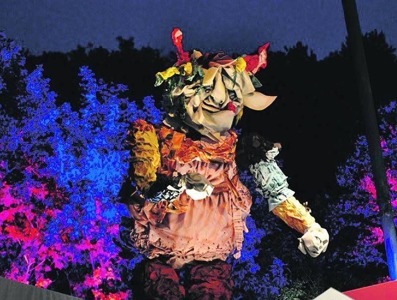 La marionnette géante Chiffonne fait plus de 25 pieds de hauteur. Théâtre de la Dame de Coeur