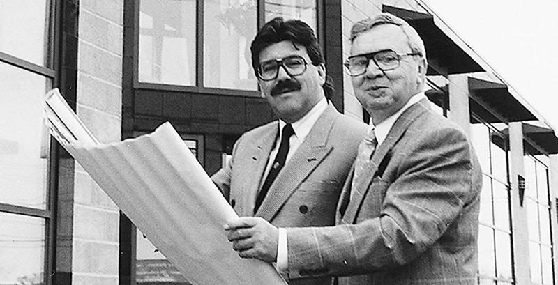 Jean et Germain Larivière devant l’entée principale après la reconstruction du magasin de Sainte-Rosalie, à la suite de l’incendie de 1990.