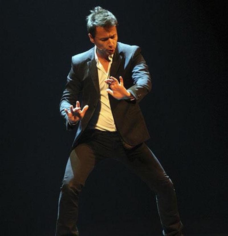 Dans le cadre de son spectacle <em>Les confessions de Rousseau</em>, Stéphane Rousseau dévoile ses talents de conteur, chanteur, danseur, dessinateur et même de metteur en scène.