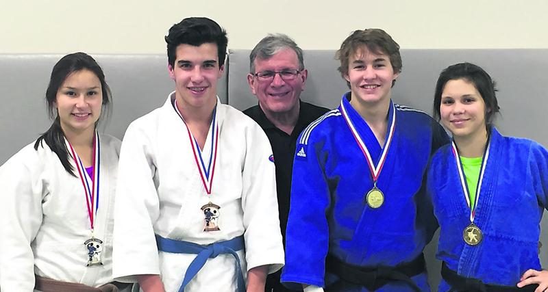 Les judokas Audrey Poirier, Alexandre Fortin, Benjamin Daviau et Sandrine Fournier sont tous montés sur le podium à l’Omnium du Québec. Ils sont accompagnés sur la photo par l’entraîneur du Club de judo de Saint-Hyacinthe, Louis Graveline (au centre). Photo Courtoisie