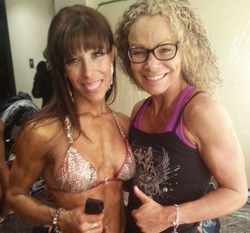 Martine Lemelin, en compagnie de son entraîneuse de poses, Bianca Beaulieu.