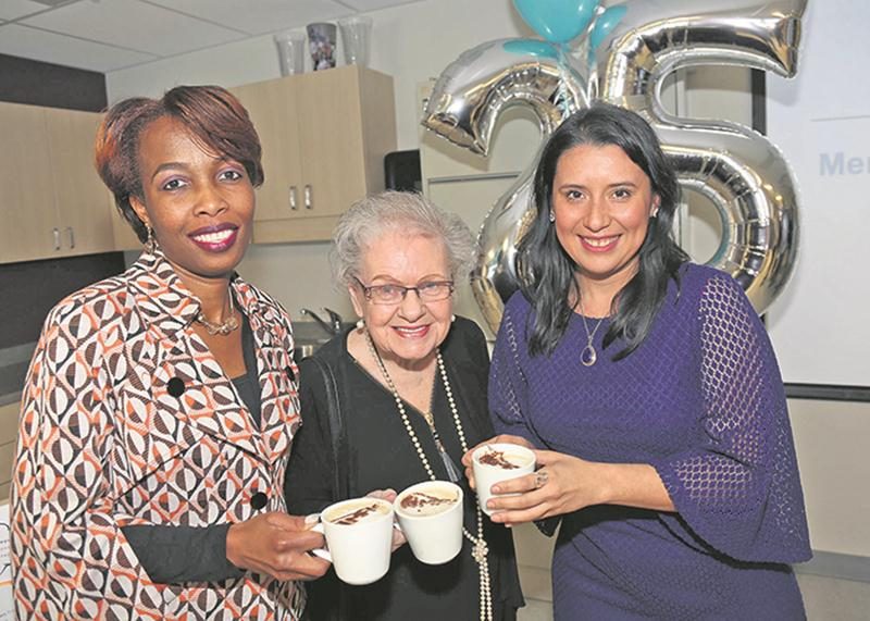 Marie-Myssolle Nelson, membre du conseil d’administration de la Fédération de la famille Richelieu-Yamaska, Lise Grenon, membre fondatrice de la MFM et membre du conseil d’administration, et Lizette Flores, directrice générale de la MFM, invitent la population aux célébrations du 25e anniversaire, dont le 2 février aux Loisirs Bourg-Joli. Photo Robert Gosselin | Le Courrier ©