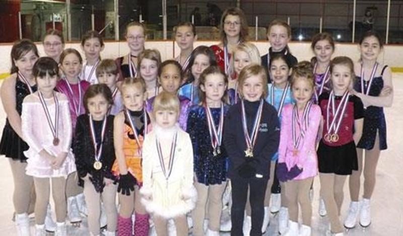 Audrey Leblanc, Perrine Bouchard, Allysson Béliveau, Éliane Chagnon (absente de la photo), Léa Thibault-Grenon, Émily Vadnais, Charlotte Simoneau, Milenka Pineault, Charlotte Morin, Kelly-Ann Morais, Coralie Guérin, Chloé Simoneau et Rosalie Geoffrion ont été médaillées d’or en solo, lors de la Rencontre Patinage Plus, le 4 février, à Granby. Océane Beaudoin, Julianne Morin, Madisson Angers, Mathilde Loiselle et Élodie Mc Dermott (absente de la photo) y ont remporté l'argent, tandis que Maxim Bo