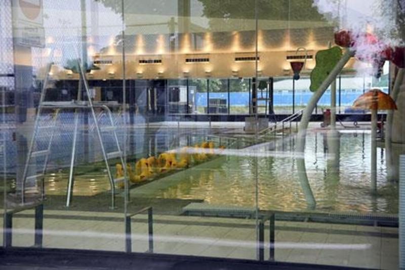 Ses grands bassins étant maintenant remplis d'eau, le tout nouveau Centre récréoaquatique de la rue Turcot est fin prêt à accueillir le grand public. Depuis lundi matin, la Corporation Aquatique Maskoutaine transfère graduellement les activités du Centre culturel vers le Centre récréoaquatique et le tout premier bain libre y aura lieu le samedi 24 septembre à 13 h 30. Les amateurs de natation seront très heureux d'apprendre que l'entrée aux bains libres sera gratuite jusqu'au 2 novembre. Les cér