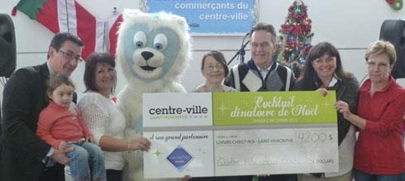 Le dimanche 15 décembre a eu lieu le dîner de Noël des Loisirs Christ-Roi. Pour l’occasion, la SDC centre-ville et son partenaire ViaCapitale Affaires se sont rendus sur place pour remettre à l’organisme un montant de 4 200 $ pour l’achat de cadeaux aux jeunes du quartier. Cette somme a été amassée lors du Cocktail dînatoire des commerçants du centre-ville le mardi 3 décembre. Sur la photo on aperçoit, dans l'ordre habituel, Simon Cusson, de la SDC; Maryse Morin, de ViaCapitale Affaires; la masc