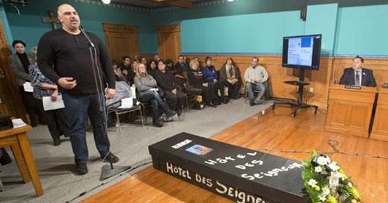 Robin Saint-Pierre, président du syndicat local (CSN) de l'Hôtel des Seigneurs, lors de la période de questions au conseil municipal.
