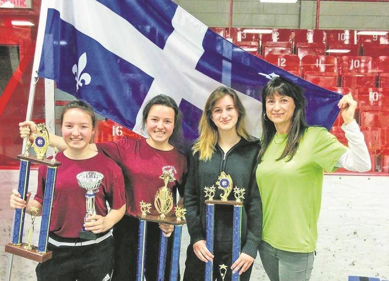 Fières représentantes du CSNU, Alyssia Scott, Annabelle Scott et Marilou Cournoyer ont dominé le Championnat canadien de nawatobi à Acton Vale. Elles posent ici avec l’entraîneur Pierrette Cournoyer. Photo Courtoisie