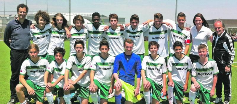 Le FC Saint-Hyacinthe U15 AA masculin est composé de : (rangée du haut) Raphaël Boivin, Justin Vadnais, Zachary Richard-Gilbert, Ludwig Amla, Guillaume Rousseau-Viens, Thomas Charpentier Larouche, William Fontaine, Thomas Adam; (rangée du bas) Mathias Benfeito, Simon Falardeau, Benjamin Lussier, Gabriel Nadeau, Tommy Brasseur, Mathieu Béland, Cédric Malouin et Guillaume Vallière. On aperçoit aussi l’entraîneur-chef François Gileau et ses adjoints Félicia Dufour et Stéphane Boivin. Photo Courtois