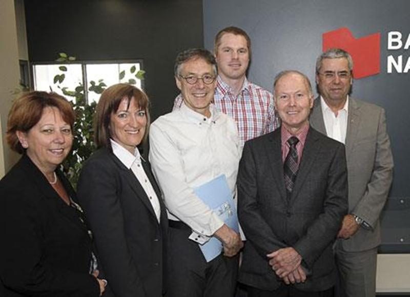 Alain Robert (au centre), les employés de la Banque Nationale de Saint-Hyacinthe ainsi que l'assistant-chercheur François Fontaine (au centre-arrière) invitent les Maskoutains à les appuyer lors du 4 e Pédale-Don Banque Nationale au profit de la Fondation du Centre de cancérologie Charles-Bruneau.