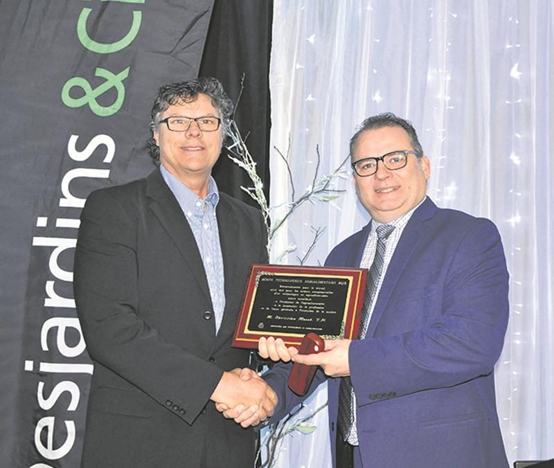 Christian Massé, récipiendaire du Mérite technologique agroalimentaire 2018, accompagné de Vincent Giasson, président de l’ATA.   Photo Gaston Doré