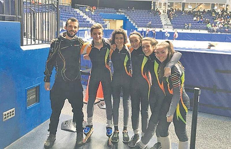 Cinq athlètes du Club de patinage de vitesse de Saint-Hyacinthe ont participé au championnat québécois par groupe d’âge, où les 16 meilleurs de chaque catégorie étaient réunis. On les voit en compagnie de l’entraîneur Olivier Godin (à gauche). Photo Facebook