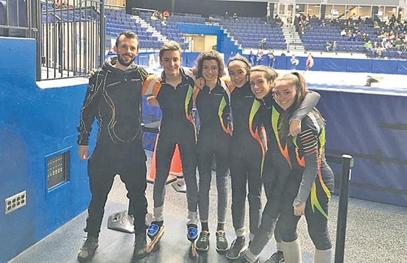 Cinq athlètes du Club de patinage de vitesse de Saint-Hyacinthe ont participé au championnat québécois par groupe d’âge, où les 16 meilleurs de chaque catégorie étaient réunis. On les voit en compagnie de l’entraîneur Olivier Godin (à gauche). Photo Facebook