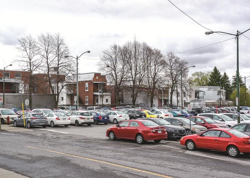 Cinq édifices à logements de la rue Saint-François doivent disparaîte en 2018 pour permettre un autre agrandissement de stationnement rendu nécessaire par le projet Réseau Sélection.   Photo François Larivière | Le Courrier ©