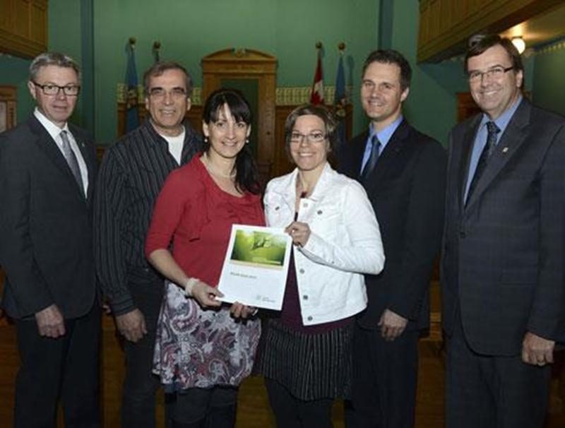 Les représentants de la Ville de Saint-Hyacinthe et de ses partenaires ont livré le troisième bilan du plan d'action environnemental 2010-2014. Le maire Claude Corbeil est accompagné de Jacques Tétreault, président du Comité des citoyens pour la protection de l'environnement, Line Robillard, directrice adjointe des études au Cégep de Saint-Hyacinthe, Caroline Cormier, responsable de l'environnement à la Ville, Sébastien Roy, directeur administratif de l'ITA et Louis Bilodeau, directeur général d