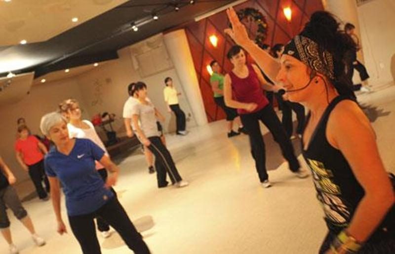 La musique latine et pop qu'elle utilise font de la zumba une activité physique de plus en plus populaire.