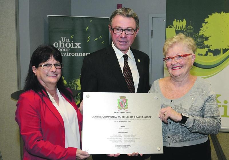 Le maire de Saint-Hyacinthe, Claude Corbeil, a présenté la plaque officielle du nouveau centre communautaire en compagnie de la coordonnatrice des Loisirs Saint-Joseph, Nicole ­Champagne, et de la conseillère du district, Johanne Delage. Photo François Larivière | Le Courrier ©