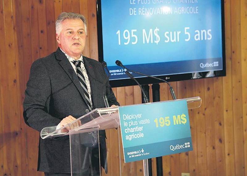 Le ministre de l’Agriculture, Laurent Lessard a annoncé mardi qu’un budget de 100 M$ supplémentaire (195 M$ au total) viendra soutenir les éleveurs dans leurs travaux de mise aux normes de leurs bâtiments de ferme. Photo Robert Gosselin | Le Courrier ©