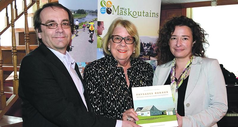 Les auteurs Gérald Domon et Julie Ruiz entourent ici la préfet Francine Morin au lancement du livre « Paysages ruraux - méthode d’état des lieux et de diagnostic », au restaurant Le Parvis. Photo Robert Gosselin | Le Courrier ©