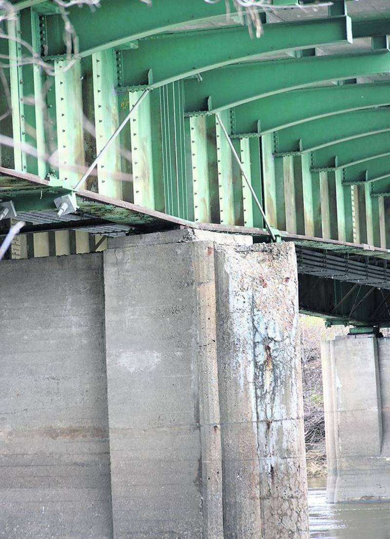 Le MTQ procédera à de nouvelles études pour savoir si le pont peut être solidifié temporairement pour le camionnage, en attendant sa ­reconstruction. Photo François Larivière | Le Courrier ©