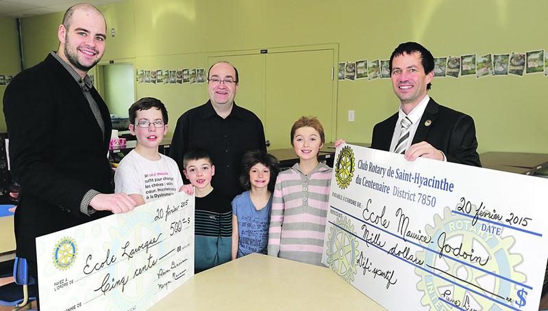 Sur la photo, de gauche à droite, Laurence Beaupré, membre du Club Rotary; Frédéric Poirier, Raphaël Tremblay, Sylvain Lussier, directeur d’école; Selena Carpentier-Chouinard, Viviane Jean et Pierre Dumaine, président du Club Rotary de Saint-Hyacinthe. Photo Robert Gosselin | Le Courrier ©