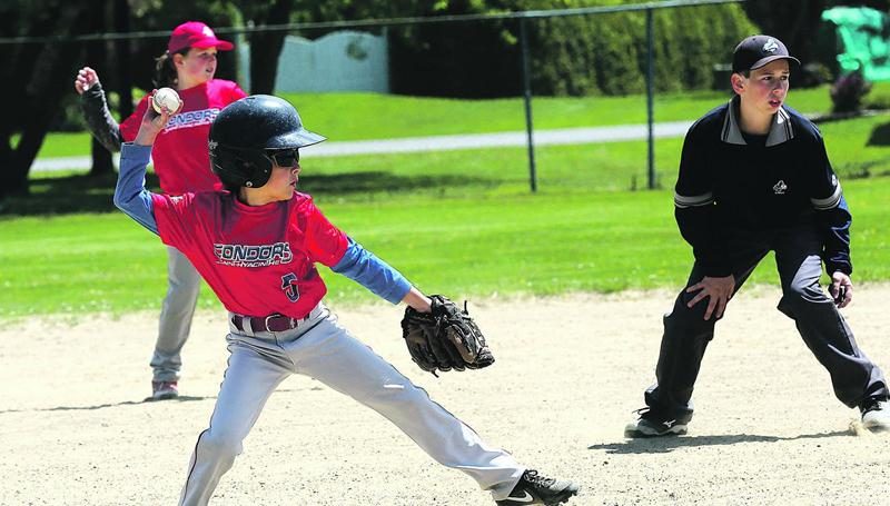 Lancera-t-il à temps au coussin pour retirer le frappeur en course? Photo Robert Gosselin | Le Courrier ©