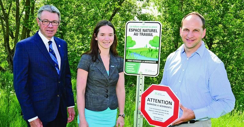 Le maire de Saint-Hyacinthe, Claude Corbeil, la biologiste Zoë Ipiña, de l’OBV Yamaska et Rémi Gauvin, technicien en environnement à la Ville de Saint-Hyacinthe, devant la bande riveraine protégée du ruisseau Morissette-Girard, au parc Paul-Morissette. Une signalisation particulière a été installée en bordure de bandes riveraines dans 11 parcs, et apparaîtra aussi autour de barrières à sédiments sur les chantiers. Photo François Larivière | Le Courrier ©