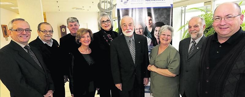 Yves Lessard, président de la Société Alzheimer des Maskoutains — Vallée des Patriotes, entouré des membres du conseil d’administration. Photo Robert Gosselin | Le Courrier ©