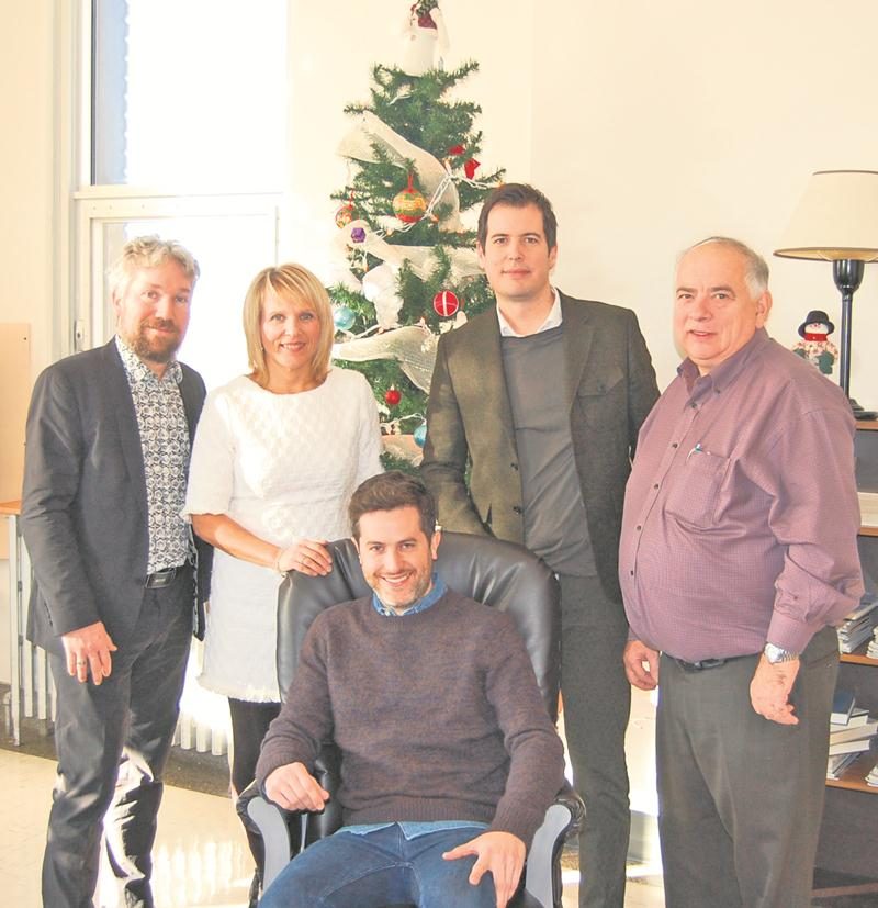 Dans l’ordre habituel : David Fontaine, vice-président exécutif chez Groupe Dutailier, Anne Perron, chef de service de l’unité de psychiatrie de l’Hôpital de Granby, Christian Parent, vice-président exploitation chez Groupe Dutailier, Claude Viau, propriétaire des boutiques SONXPLUS et commanditaire d’un téléviseur pour l’unité de psychiatrie, et à l’avant, Jean-Philippe Dion, animateur. Photo courtoisie